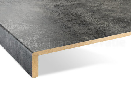 ingezoomde dubbele overzettrede van cpl materiaal in de kleur donker beton 60x136cm